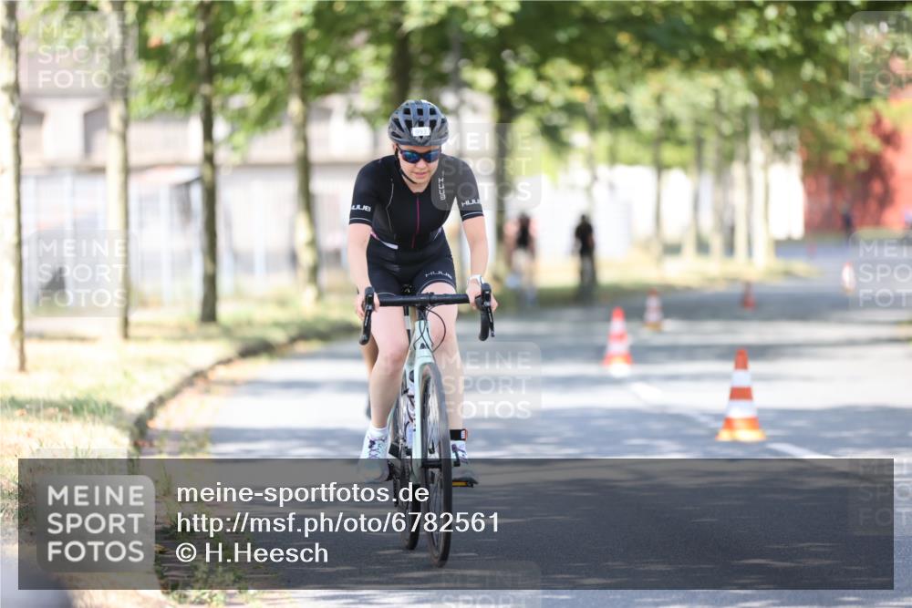 11.08.2024 - GEWOBA Citytriathlon Bremen H.Heesch http://msf.ph/oto/6782561 11.08.2024 11:51:30 Radfahren 793, 803, 863, 876, 993 meine-sportfotos.de