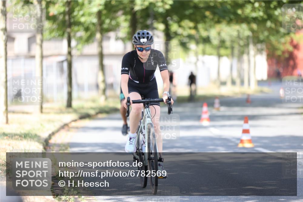 11.08.2024 - GEWOBA Citytriathlon Bremen H.Heesch http://msf.ph/oto/6782569 11.08.2024 11:51:30 Radfahren 793, 803, 863, 876, 993 meine-sportfotos.de