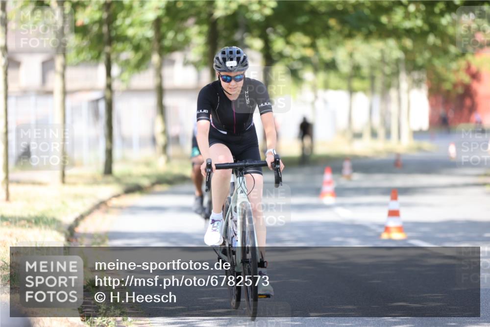 11.08.2024 - GEWOBA Citytriathlon Bremen H.Heesch http://msf.ph/oto/6782573 11.08.2024 11:51:30 Radfahren 793, 803, 863, 876, 993 meine-sportfotos.de