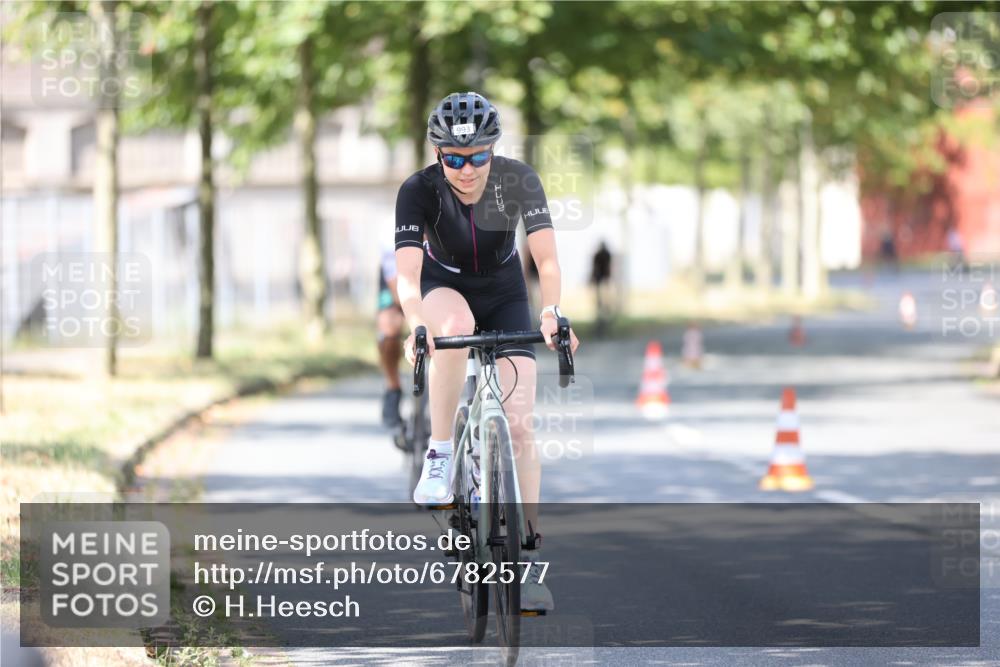11.08.2024 - GEWOBA Citytriathlon Bremen H.Heesch http://msf.ph/oto/6782577 11.08.2024 11:51:30 Radfahren 793, 803, 863, 876, 993 meine-sportfotos.de