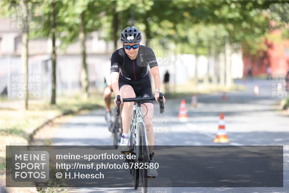 11.08.2024 - GEWOBA Citytriathlon Bremen H.Heesch http://msf.ph/oto/6782580 11.08.2024 11:51:30 Radfahren 793, 803, 863, 876, 993 meine-sportfotos.de