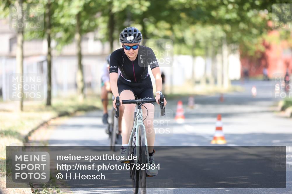 11.08.2024 - GEWOBA Citytriathlon Bremen H.Heesch http://msf.ph/oto/6782584 11.08.2024 11:51:30 Radfahren 793, 803, 863, 876, 993 meine-sportfotos.de
