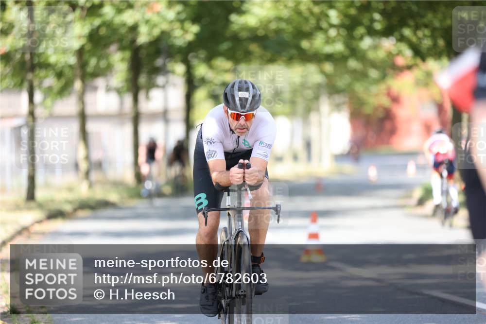 11.08.2024 - GEWOBA Citytriathlon Bremen H.Heesch http://msf.ph/oto/6782603 11.08.2024 11:51:31 Radfahren 793, 876, 993 meine-sportfotos.de
