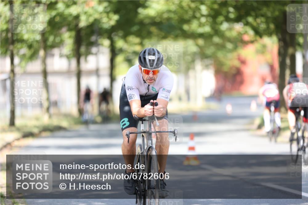 11.08.2024 - GEWOBA Citytriathlon Bremen H.Heesch http://msf.ph/oto/6782606 11.08.2024 11:51:32 Radfahren 793, 876, 993, 1034 meine-sportfotos.de