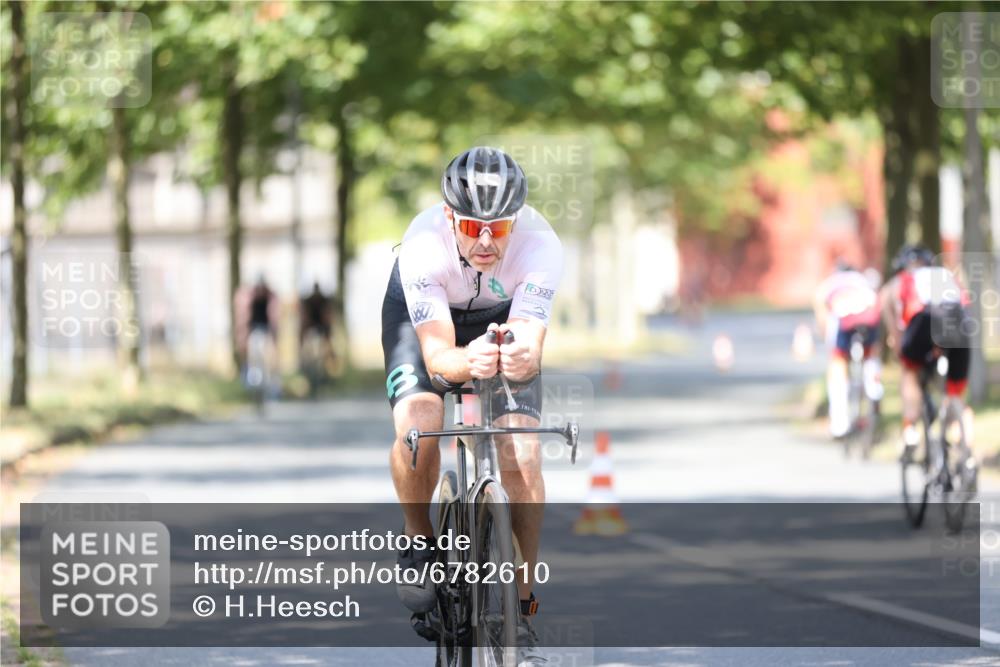 11.08.2024 - GEWOBA Citytriathlon Bremen H.Heesch http://msf.ph/oto/6782610 11.08.2024 11:51:32 Radfahren 793, 876, 993, 1034 meine-sportfotos.de