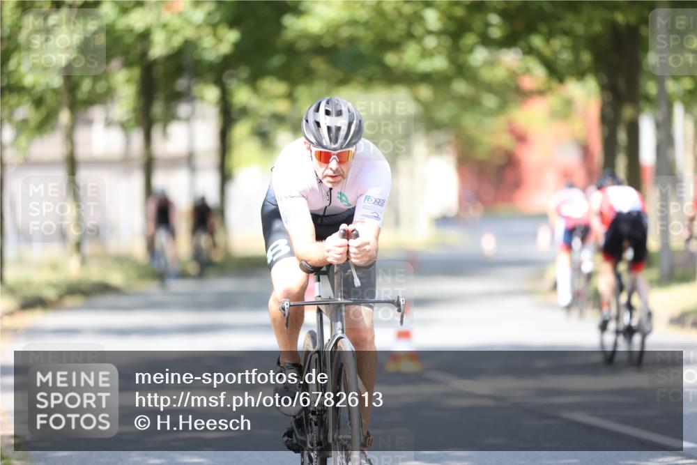 11.08.2024 - GEWOBA Citytriathlon Bremen H.Heesch http://msf.ph/oto/6782613 11.08.2024 11:51:32 Radfahren 793, 876, 993, 1034 meine-sportfotos.de