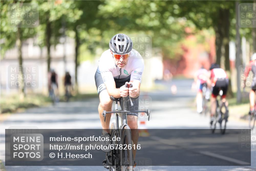 11.08.2024 - GEWOBA Citytriathlon Bremen H.Heesch http://msf.ph/oto/6782616 11.08.2024 11:51:32 Radfahren 793, 876, 993, 1034 meine-sportfotos.de