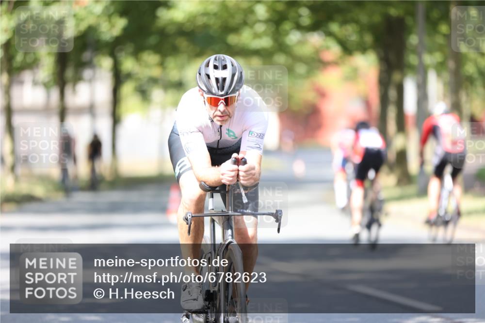 11.08.2024 - GEWOBA Citytriathlon Bremen H.Heesch http://msf.ph/oto/6782623 11.08.2024 11:51:32 Radfahren 793, 876, 993, 1034 meine-sportfotos.de