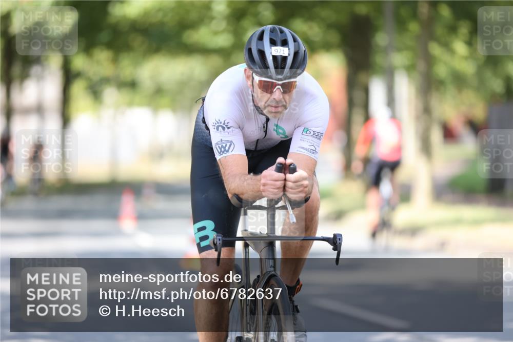 11.08.2024 - GEWOBA Citytriathlon Bremen H.Heesch http://msf.ph/oto/6782637 11.08.2024 11:51:32 Radfahren 793, 876, 993, 1034 meine-sportfotos.de