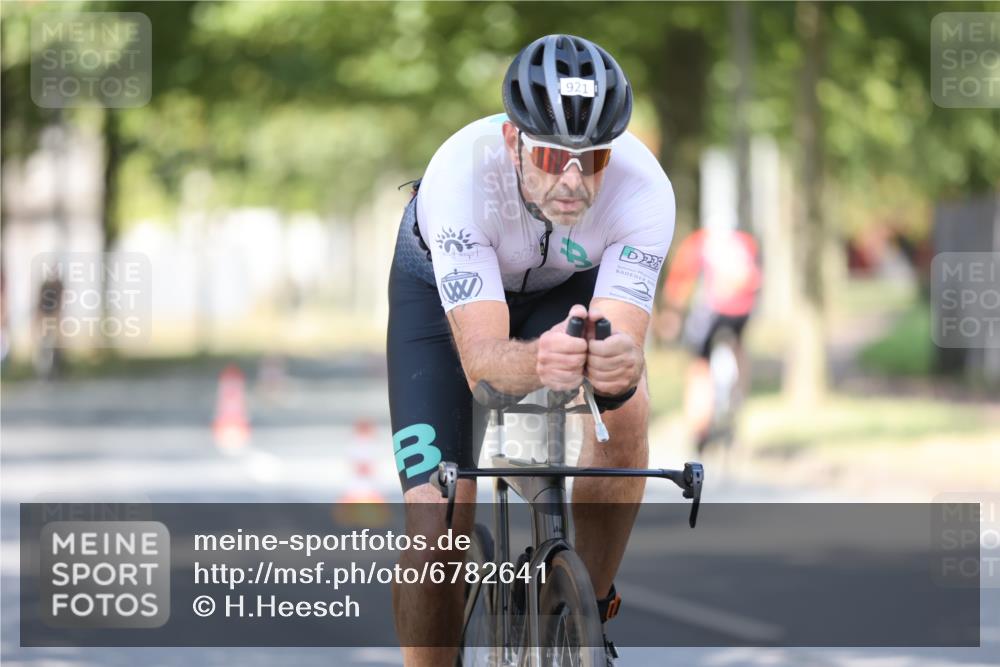11.08.2024 - GEWOBA Citytriathlon Bremen H.Heesch http://msf.ph/oto/6782641 11.08.2024 11:51:32 Radfahren 793, 876, 993, 1034 meine-sportfotos.de
