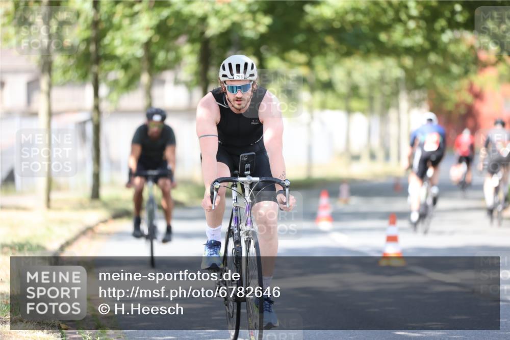 11.08.2024 - GEWOBA Citytriathlon Bremen H.Heesch http://msf.ph/oto/6782646 11.08.2024 11:51:36 Radfahren 793, 876, 993, 1034 meine-sportfotos.de