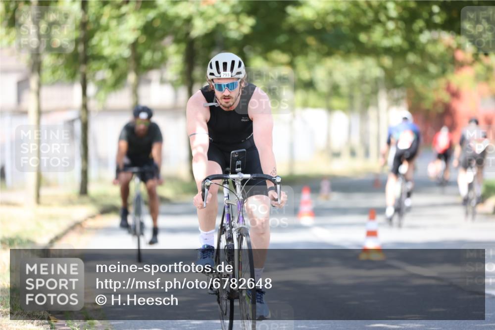11.08.2024 - GEWOBA Citytriathlon Bremen H.Heesch http://msf.ph/oto/6782648 11.08.2024 11:51:36 Radfahren 793, 876, 993, 1034 meine-sportfotos.de
