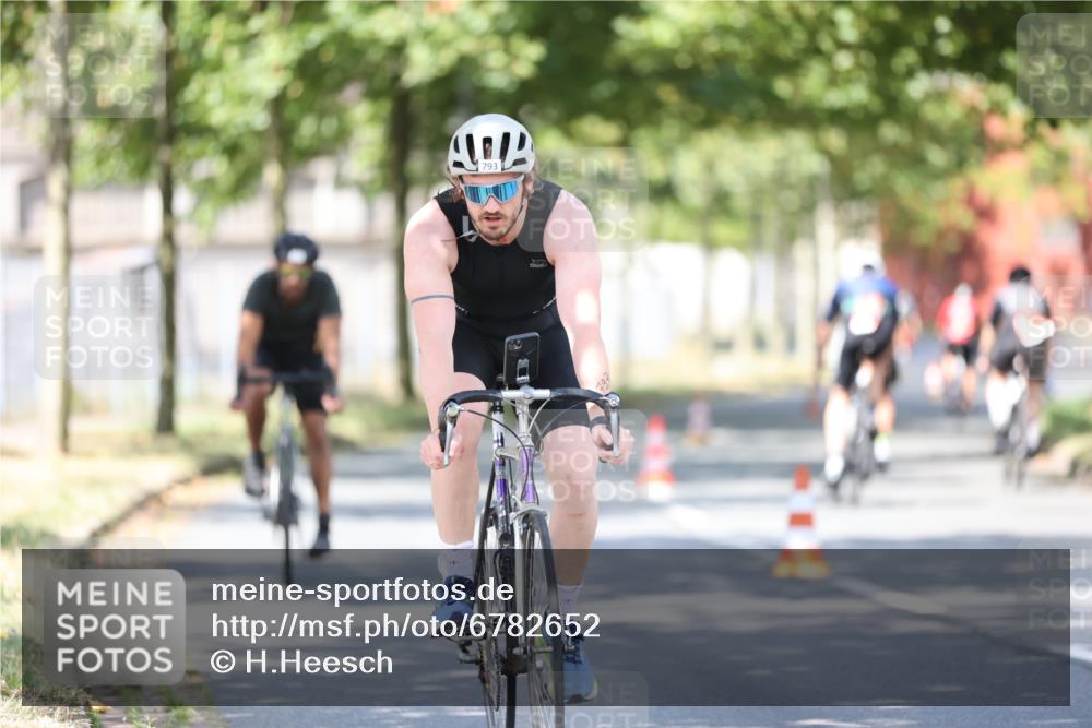 11.08.2024 - GEWOBA Citytriathlon Bremen H.Heesch http://msf.ph/oto/6782652 11.08.2024 11:51:36 Radfahren 793, 876, 993, 1034 meine-sportfotos.de
