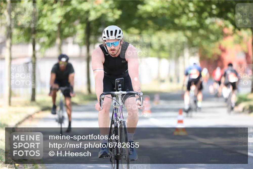 11.08.2024 - GEWOBA Citytriathlon Bremen H.Heesch http://msf.ph/oto/6782655 11.08.2024 11:51:36 Radfahren 793, 876, 993, 1034 meine-sportfotos.de