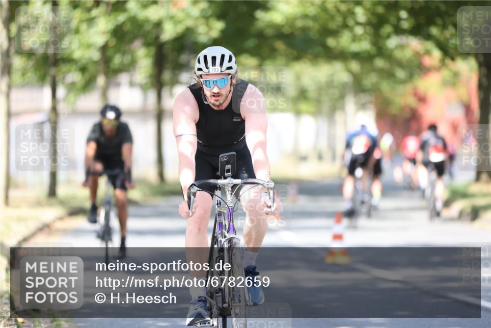 11.08.2024 - GEWOBA Citytriathlon Bremen H.Heesch http://msf.ph/oto/6782659 11.08.2024 11:51:37 Radfahren 793, 876, 993, 1034 meine-sportfotos.de