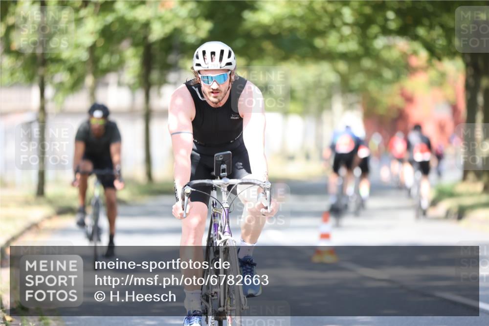 11.08.2024 - GEWOBA Citytriathlon Bremen H.Heesch http://msf.ph/oto/6782663 11.08.2024 11:51:37 Radfahren 793, 876, 993, 1034 meine-sportfotos.de