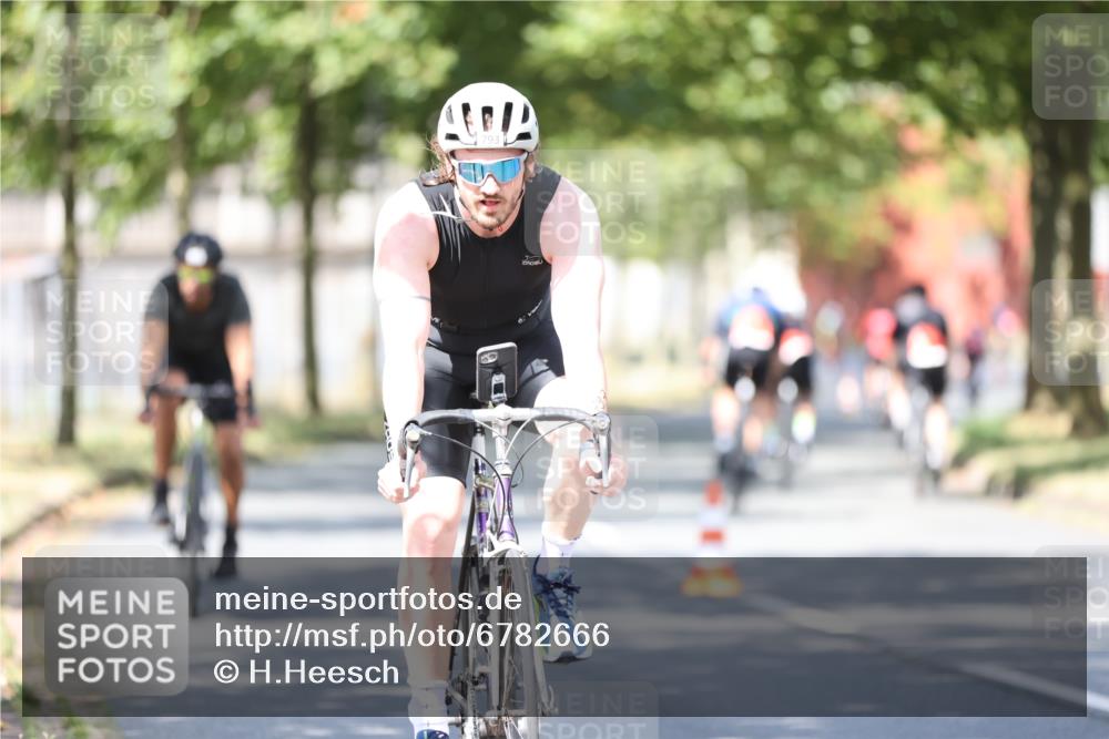 11.08.2024 - GEWOBA Citytriathlon Bremen H.Heesch http://msf.ph/oto/6782666 11.08.2024 11:51:37 Radfahren 793, 876, 993, 1034 meine-sportfotos.de