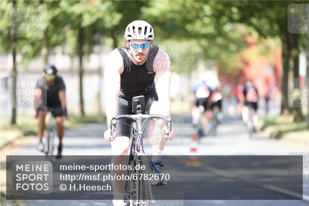 11.08.2024 - GEWOBA Citytriathlon Bremen H.Heesch http://msf.ph/oto/6782670 11.08.2024 11:51:37 Radfahren 793, 876, 993, 1034 meine-sportfotos.de