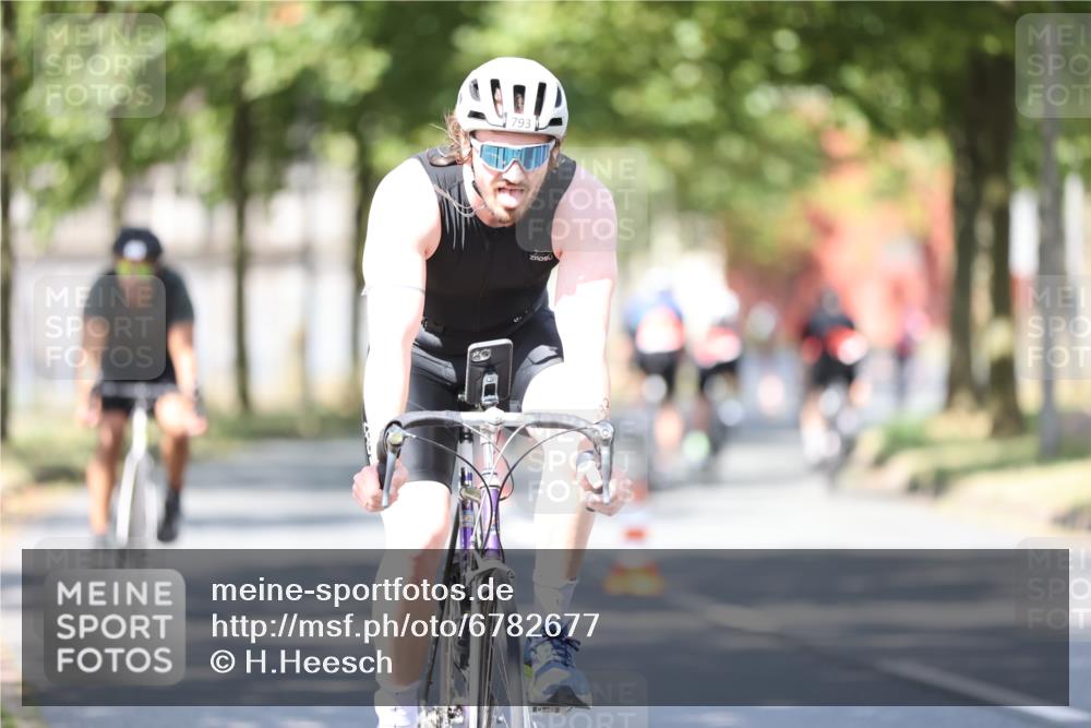 11.08.2024 - GEWOBA Citytriathlon Bremen H.Heesch http://msf.ph/oto/6782677 11.08.2024 11:51:37 Radfahren 793, 876, 993, 1034 meine-sportfotos.de