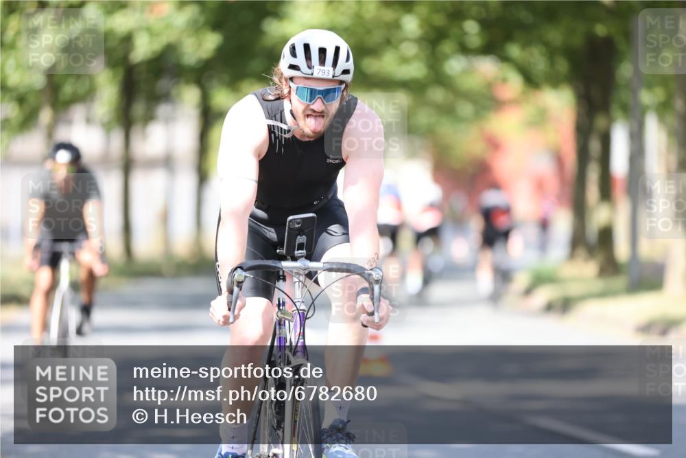 11.08.2024 - GEWOBA Citytriathlon Bremen H.Heesch http://msf.ph/oto/6782680 11.08.2024 11:51:37 Radfahren 793, 876, 993, 1034 meine-sportfotos.de