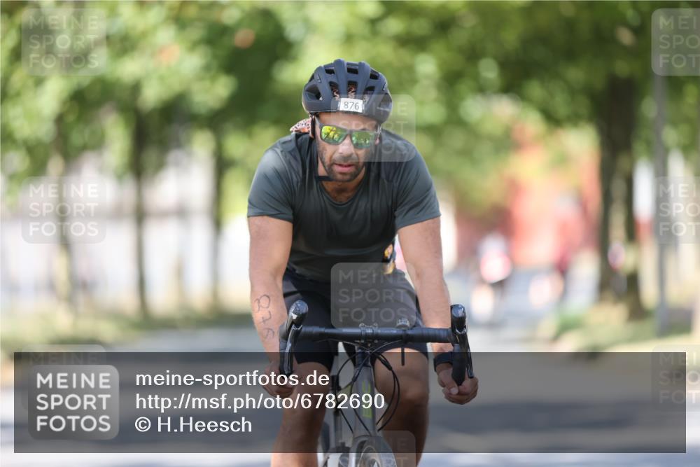 11.08.2024 - GEWOBA Citytriathlon Bremen H.Heesch http://msf.ph/oto/6782690 11.08.2024 11:51:38 Radfahren 793, 797, 817, 876, 993, 1034 meine-sportfotos.de