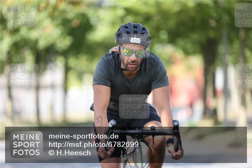11.08.2024 - GEWOBA Citytriathlon Bremen H.Heesch http://msf.ph/oto/6782699 11.08.2024 11:51:39 Radfahren 793, 797, 817, 876, 993, 1034 meine-sportfotos.de