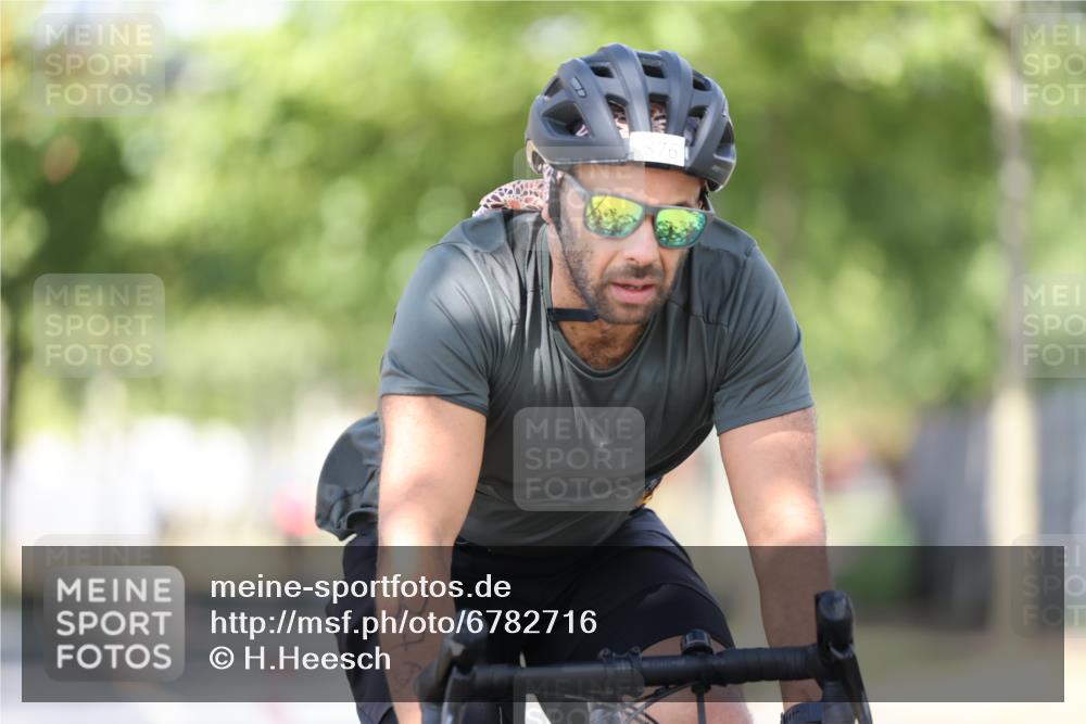 11.08.2024 - GEWOBA Citytriathlon Bremen H.Heesch http://msf.ph/oto/6782716 11.08.2024 11:51:39 Radfahren 793, 797, 817, 876, 993, 1034 meine-sportfotos.de