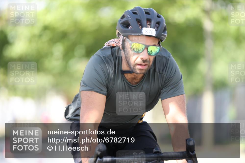 11.08.2024 - GEWOBA Citytriathlon Bremen H.Heesch http://msf.ph/oto/6782719 11.08.2024 11:51:39 Radfahren 793, 797, 817, 876, 993, 1034 meine-sportfotos.de