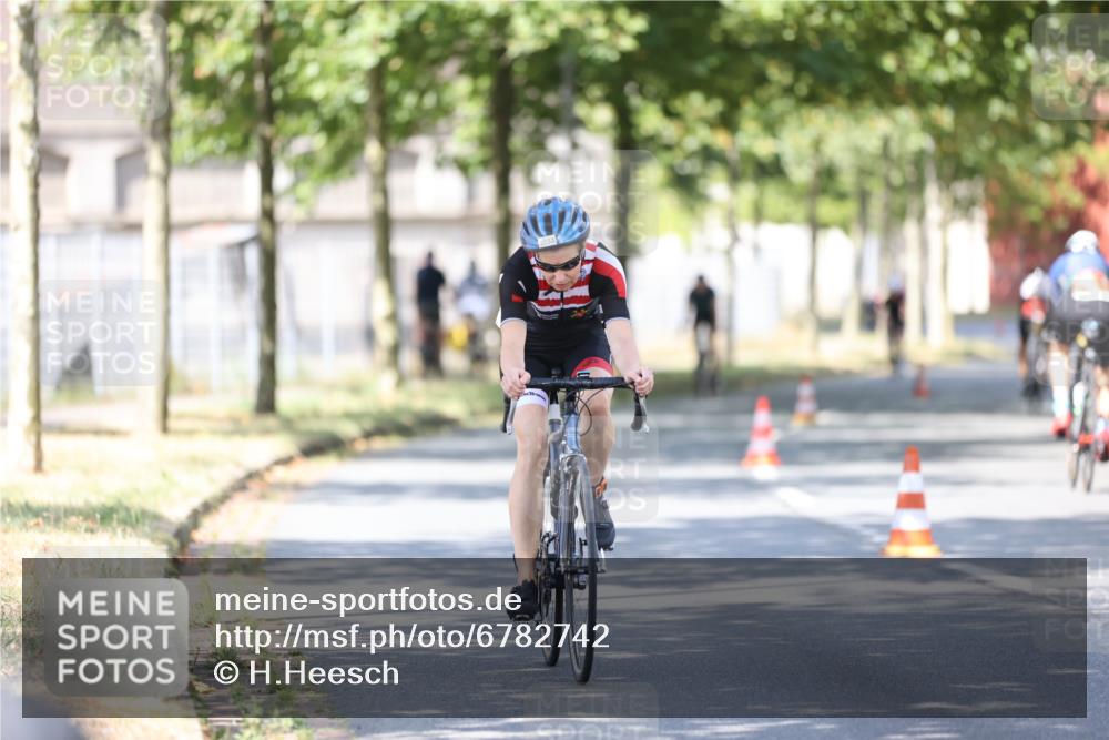 11.08.2024 - GEWOBA Citytriathlon Bremen H.Heesch http://msf.ph/oto/6782742 11.08.2024 11:51:47 Radfahren 793, 797, 817, 876, 988, 1034 meine-sportfotos.de