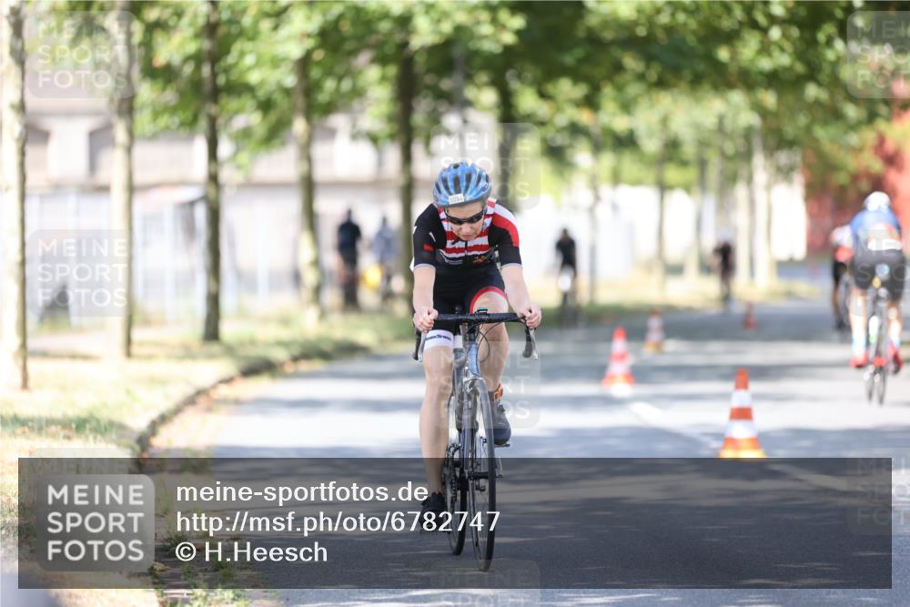11.08.2024 - GEWOBA Citytriathlon Bremen H.Heesch http://msf.ph/oto/6782747 11.08.2024 11:51:47 Radfahren 793, 797, 817, 876, 988, 1034 meine-sportfotos.de
