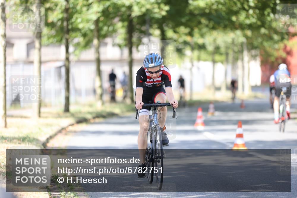 11.08.2024 - GEWOBA Citytriathlon Bremen H.Heesch http://msf.ph/oto/6782751 11.08.2024 11:51:47 Radfahren 793, 797, 817, 876, 988, 1034 meine-sportfotos.de