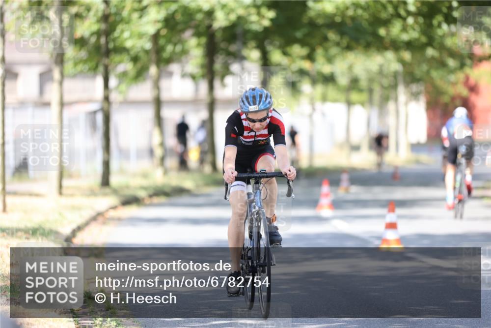 11.08.2024 - GEWOBA Citytriathlon Bremen H.Heesch http://msf.ph/oto/6782754 11.08.2024 11:51:47 Radfahren 793, 797, 817, 876, 988, 1034 meine-sportfotos.de