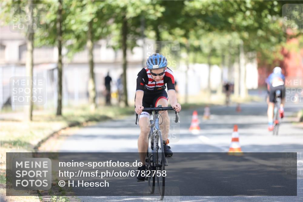 11.08.2024 - GEWOBA Citytriathlon Bremen H.Heesch http://msf.ph/oto/6782758 11.08.2024 11:51:47 Radfahren 793, 797, 817, 876, 988, 1034 meine-sportfotos.de