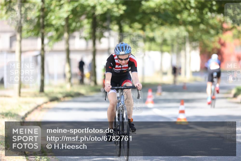 11.08.2024 - GEWOBA Citytriathlon Bremen H.Heesch http://msf.ph/oto/6782761 11.08.2024 11:51:47 Radfahren 793, 797, 817, 876, 988, 1034 meine-sportfotos.de