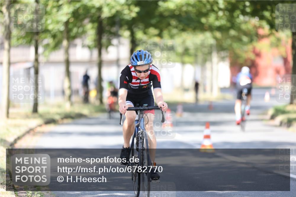 11.08.2024 - GEWOBA Citytriathlon Bremen H.Heesch http://msf.ph/oto/6782770 11.08.2024 11:51:47 Radfahren 793, 797, 817, 876, 988, 1034 meine-sportfotos.de