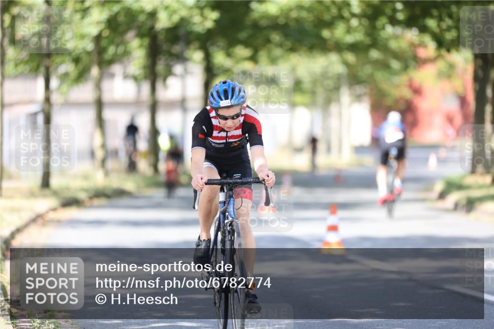 11.08.2024 - GEWOBA Citytriathlon Bremen H.Heesch http://msf.ph/oto/6782774 11.08.2024 11:51:47 Radfahren 793, 797, 817, 876, 988, 1034 meine-sportfotos.de