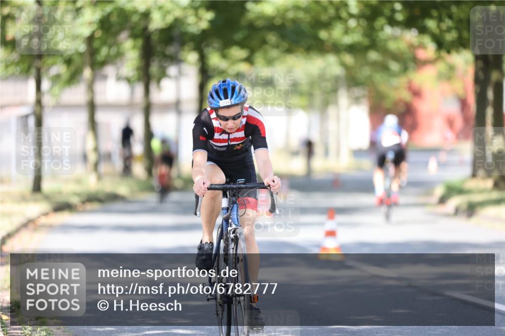11.08.2024 - GEWOBA Citytriathlon Bremen H.Heesch http://msf.ph/oto/6782777 11.08.2024 11:51:47 Radfahren 793, 797, 817, 876, 988, 1034 meine-sportfotos.de