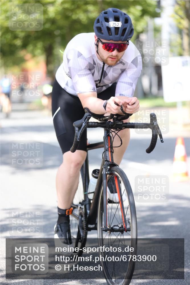 11.08.2024 - GEWOBA Citytriathlon Bremen H.Heesch http://msf.ph/oto/6783900 11.08.2024 13:08:07 Radfahren 252, 301, 327, 333 meine-sportfotos.de