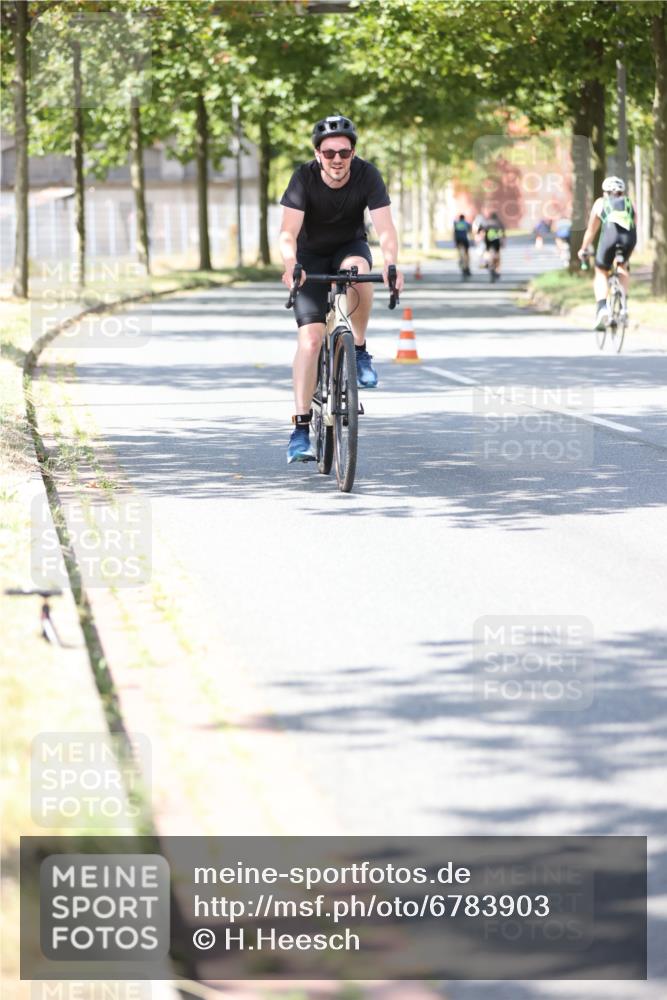 11.08.2024 - GEWOBA Citytriathlon Bremen H.Heesch http://msf.ph/oto/6783903 11.08.2024 13:08:11 Radfahren 252, 253, 327, 333 meine-sportfotos.de
