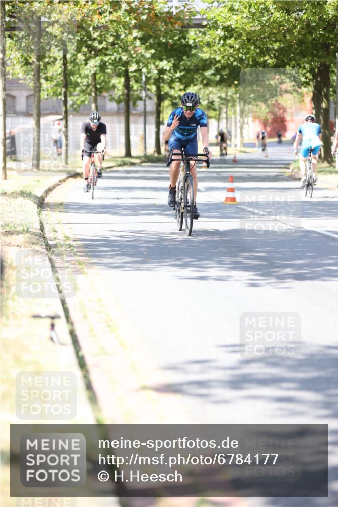 11.08.2024 - GEWOBA Citytriathlon Bremen H.Heesch http://msf.ph/oto/6784177 11.08.2024 13:08:51 Radfahren 201, 208, 209, 246, 297, 334, xxx, 501 meine-sportfotos.de