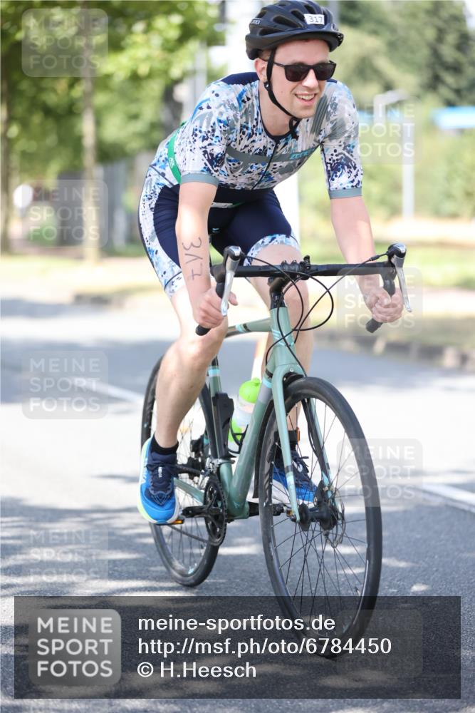 11.08.2024 - GEWOBA Citytriathlon Bremen H.Heesch http://msf.ph/oto/6784450 11.08.2024 13:09:05 Radfahren 201, 208, 209, 246, 297, 317, 325, 481 meine-sportfotos.de