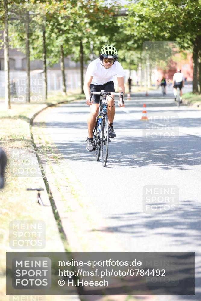 11.08.2024 - GEWOBA Citytriathlon Bremen H.Heesch http://msf.ph/oto/6784492 11.08.2024 13:09:10 Radfahren 201, 208, 209, 216, 291, 304, 317, 325, 456, 481 meine-sportfotos.de