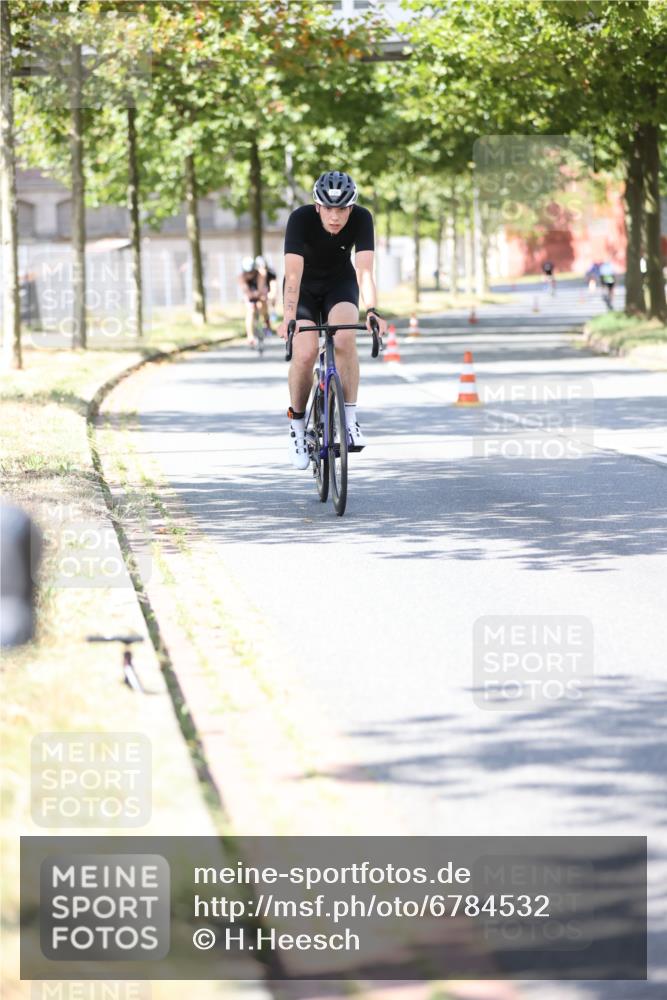 11.08.2024 - GEWOBA Citytriathlon Bremen H.Heesch http://msf.ph/oto/6784532 11.08.2024 13:09:18 Radfahren 216, 291, 298, 304, 325, 456, 481 meine-sportfotos.de
