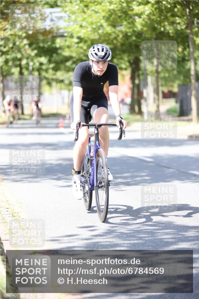 11.08.2024 - GEWOBA Citytriathlon Bremen H.Heesch http://msf.ph/oto/6784569 11.08.2024 13:09:19 Radfahren 216, 291, 298, 304, 325, 456, 481 meine-sportfotos.de
