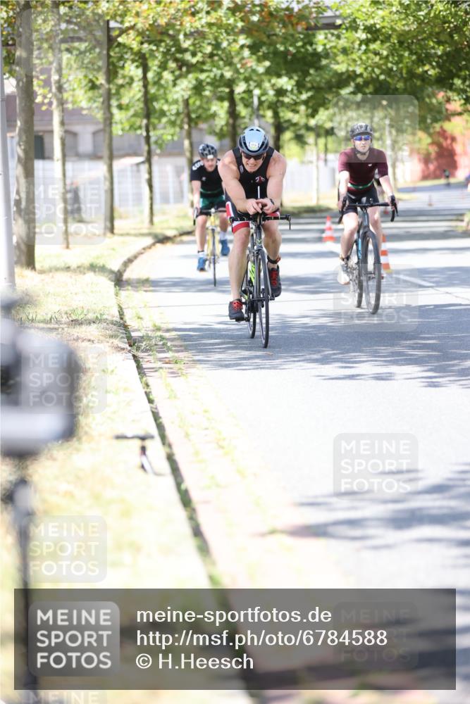 11.08.2024 - GEWOBA Citytriathlon Bremen H.Heesch http://msf.ph/oto/6784588 11.08.2024 13:09:22 Radfahren 216, 291, 298, 304, 325, 456, 481 meine-sportfotos.de
