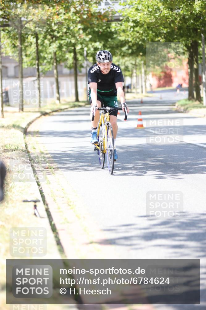 11.08.2024 - GEWOBA Citytriathlon Bremen H.Heesch http://msf.ph/oto/6784624 11.08.2024 13:09:23 Radfahren 216, 291, 298, 304, 325, 456 meine-sportfotos.de