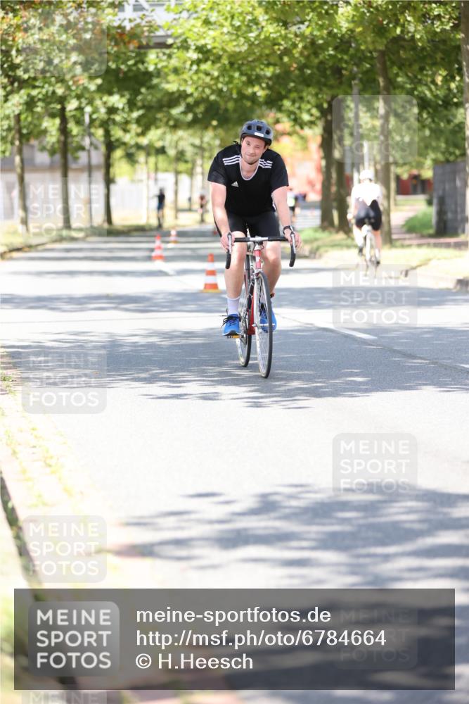 11.08.2024 - GEWOBA Citytriathlon Bremen H.Heesch http://msf.ph/oto/6784664 11.08.2024 13:09:31 Radfahren 216, 291, 298, 304, 456, 468, 537 meine-sportfotos.de