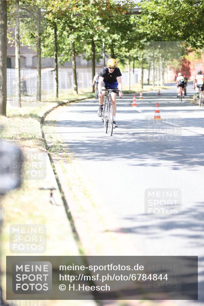 11.08.2024 - GEWOBA Citytriathlon Bremen H.Heesch http://msf.ph/oto/6784844 11.08.2024 13:09:52 Radfahren 264, 288, 336, 471 meine-sportfotos.de