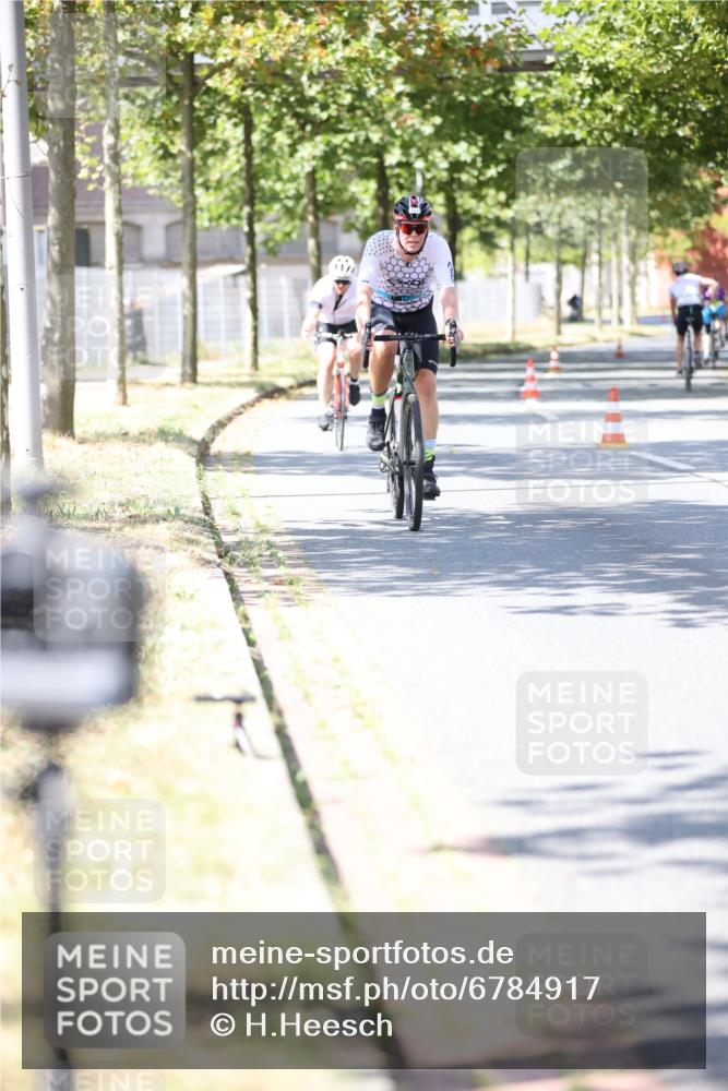 11.08.2024 - GEWOBA Citytriathlon Bremen H.Heesch http://msf.ph/oto/6784917 11.08.2024 13:09:56 Radfahren 264, 288, 336, 471 meine-sportfotos.de