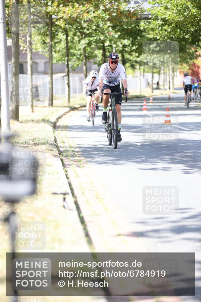11.08.2024 - GEWOBA Citytriathlon Bremen H.Heesch http://msf.ph/oto/6784919 11.08.2024 13:09:57 Radfahren 264, 288, 336, 471 meine-sportfotos.de